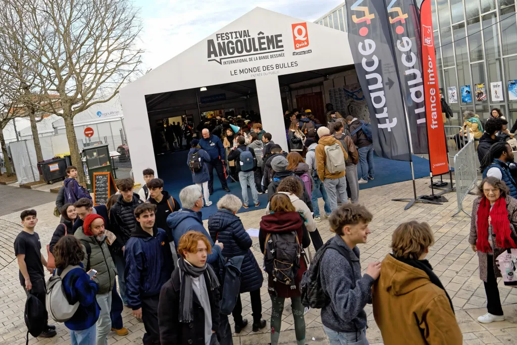 Público no Festival de Angoulême com tenda aio fundo