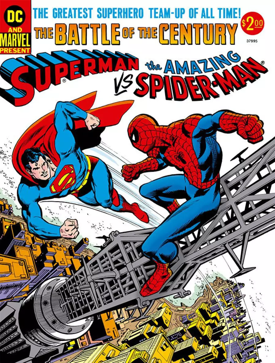 Capa clássica de quadrinho com Superman e Homem-Aranha em batalha épica. Capa traz o texto 'The Battle of the Century' mostrando ação entre os heróis.