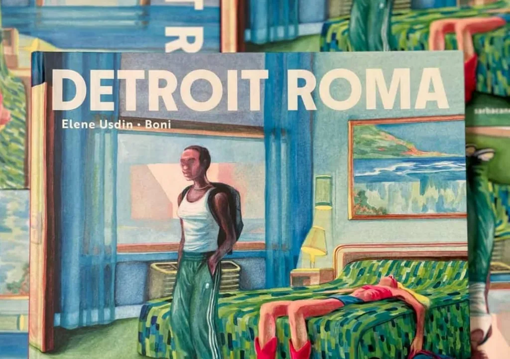 Imagem de capa do livro "Detroit Roma" de Elene Usdin-Boni, mostrando uma jovem com mochila em um quarto decorado com cores vivas, incluindo quadros na parede e uma cama com uma pessoa deitada com botas e top rosa.
