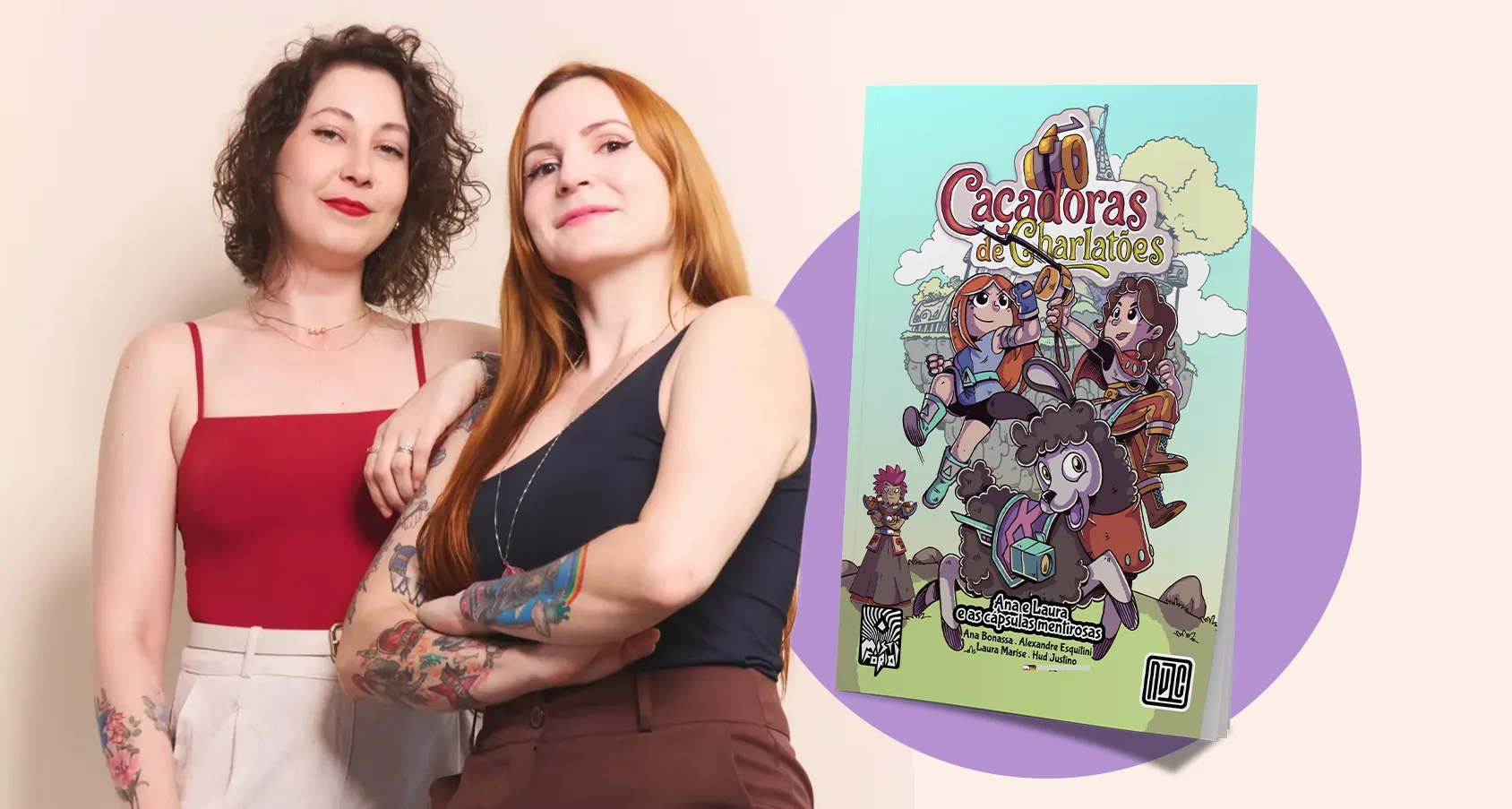 Duas mulheres jovens, uma com cabelos cacheados e outra com cabelos ruivos, posando ao lado de uma capa da HQ 'Caçadoras de Charlatões', uma história de aventura com personagens femininas e elementos fantasiosos.
