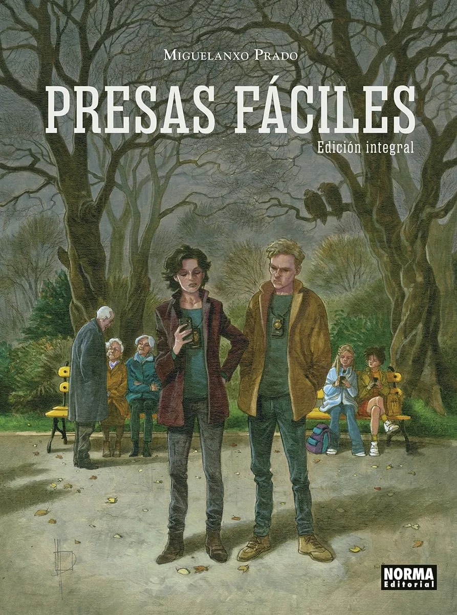Ilustração da capa do livro 'Presas Fáceis' de Miguelanxo Prado, mostrando duas pessoas usando celulares em um parque com idosos ao fundo, árvores grandes e céu nublado.
