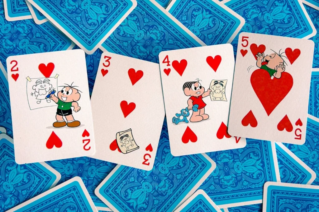 Cartas de baralho estampadas com personagens dos quadrinhos Mônica e Cebolinha.