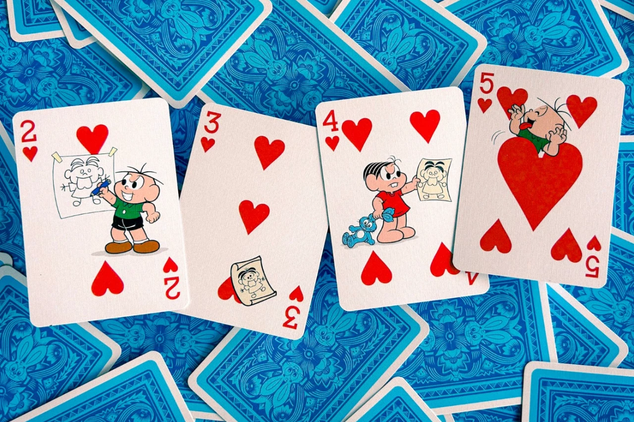 Cartas de baralho estampadas com personagens dos quadrinhos Mônica e Cebolinha.